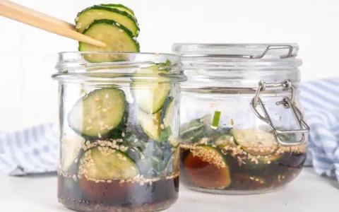 Venku je vedro? Osvěží vás okurkový salát. Hitem je připravit ho přímo ve sklenici – bez práce a nádobí
