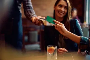 Pět lidí, jeden účet. Může restaurace odmítnout, když chce každý platit zvlášť?