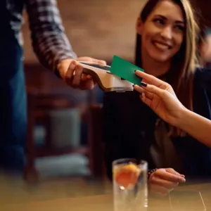 Pět lidí, jeden účet. Může restaurace odmítnout, když chce každý platit zvlášť?