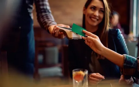 Pět lidí, jeden účet. Může restaurace odmítnout, když chce každý platit zvlášť?