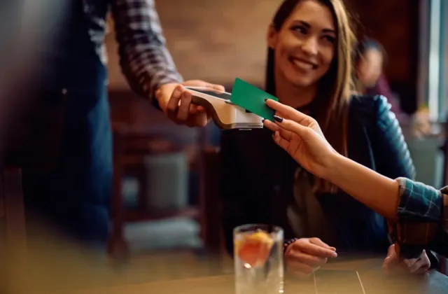 Pět lidí, jeden účet. Může restaurace odmítnout, když chce každý platit zvlášť?