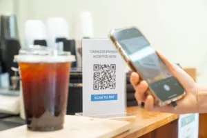 Na dovolené stačí jeden QR kód a přijdete o tisíce. Podvodníci přelepují parkovací automaty i stoly v restauracích