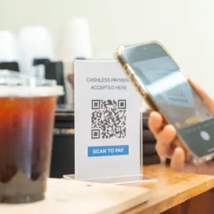 Na dovolené stačí jeden QR kód a přijdete o tisíce. Podvodníci přelepují parkovací automaty i stoly v restauracích