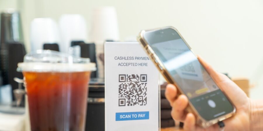 Na dovolené stačí jeden QR kód a přijdete o tisíce. Podvodníci přelepují parkovací automaty i stoly v restauracích