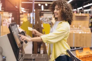 Supermarkety nás učí sbírat výhodné bodíky: Spočítali jsme, kolik musíte skutečně utratit, než dostanete vůbec něco zpět