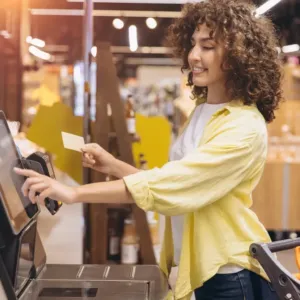 Supermarkety nás učí sbírat výhodné bodíky: Spočítali jsme, kolik musíte skutečně utratit, než dostanete vůbec něco zpět