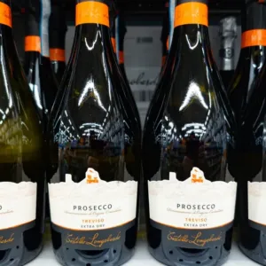 Brut, nebo Extra Dry? U šumivých vín si je Češi často vykládají obráceně. Jedno má přitom výrazně více cukru