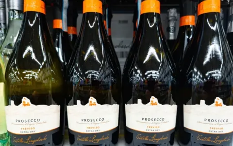 Brut, nebo Extra Dry? U šumivých vín si je Češi často vykládají obráceně. Jedno má přitom výrazně více cukru