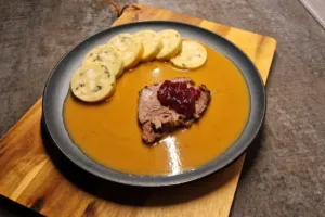 Svíčková se šesti ve třicítkách? Vydatný oběd tělo ještě víc zahřeje. Co jíst, když udeří vedra?