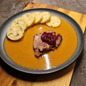 Svíčková se šesti ve třicítkách? Vydatný oběd tělo ještě víc zahřeje. Co jíst, když udeří vedra?