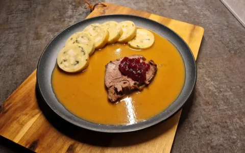 Svíčková se šesti ve třicítkách? Vydatný oběd tělo ještě víc zahřeje. Co jíst, když udeří vedra?