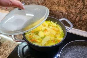 Polévka chladne v hrnci až do rána. Jeden z nejběžnějších kuchyňských zvyků může skončit otravou
