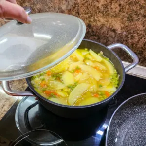 Polévka chladne v hrnci až do rána. Jeden z nejběžnějších kuchyňských zvyků může skončit otravou