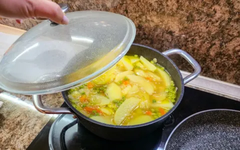 Polévka chladne v hrnci až do rána. Jeden z nejběžnějších kuchyňských zvyků může skončit otravou