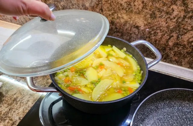 Polévka chladne v hrnci až do rána. Jeden z nejběžnějších kuchyňských zvyků může skončit otravou