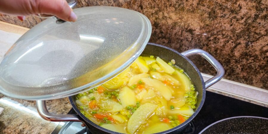 Polévka chladne v hrnci až do rána. Jeden z nejběžnějších kuchyňských zvyků může skončit otravou