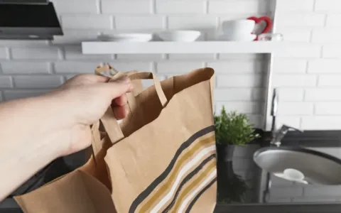 E-shop vás naláká na výhodný nákup, pak přijdou poplatky. Ve výsledku můžete zaplatit víc než v kamenné prodejně