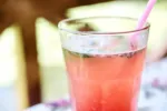 Slibovali domácí limonádu, přinesli však šťávu s vodou za 90 korun: Co musí restaurace přiznat a kdy už porušuje zákon?