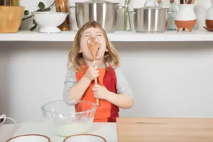 Necháváte děti olizovat vařečku? Nebezpečí není jen v syrových vejcích, ale v další klíčové ingredienci