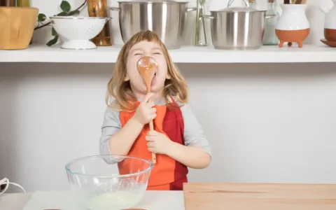 Necháváte děti olizovat vařečku? Nebezpečí není jen v syrových vejcích, ale v další klíčové ingredienci