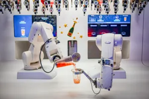 Drink mi míchal robot. Budoucnost barů fascinuje, ale zároveň ukazuje i to, proč barman ještě nepatří do starého železa