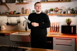 Tupý nůž ničí potraviny víc, než si myslíte. Odborník Pavel Málek radí, jak vybrat správný