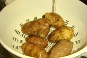 Jedna obyčejná potravina zasytí víc než maso a kila pak letí dolů skoro sama. Ale záleží na úpravě
