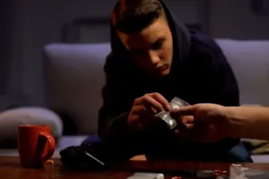 Zelený prášek (nejen) na lepší známky: Kratom užívá každý desátý šestnáctiletý, vláda chce přitvrdit