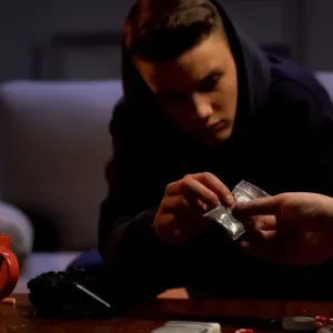 Zelený prášek (nejen) na lepší známky: Kratom užívá každý desátý šestnáctiletý, vláda chce přitvrdit