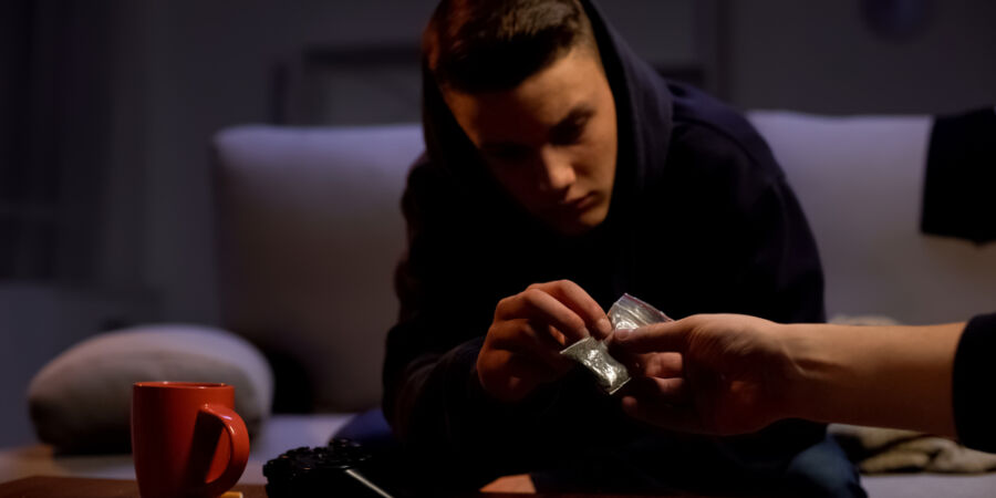 Zelený prášek (nejen) na lepší známky: Kratom užívá každý desátý šestnáctiletý, vláda chce přitvrdit
