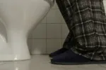 Chodíte v noci třikrát na toaletu? Ve stáří to není vždy „normální“. Lékařka doporučuje, co změnit