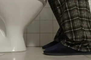 Chodíte v noci třikrát na toaletu? Ve stáří to není vždy „normální“. Lékařka doporučuje, co změnit