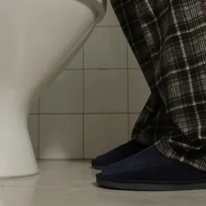Chodíte v noci třikrát na toaletu? Ve stáří to není vždy „normální“. Lékařka doporučuje, co změnit