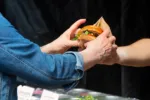Hamburger za 636 korun už není výjimka. Má se český zákazník připravit na zdražování?