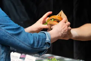Hamburger za 636 korun už není výjimka. Má se český zákazník připravit na zdražování?