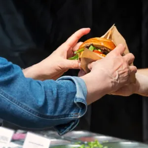 Hamburger za 636 korun už není výjimka. Má se český zákazník připravit na zdražování?