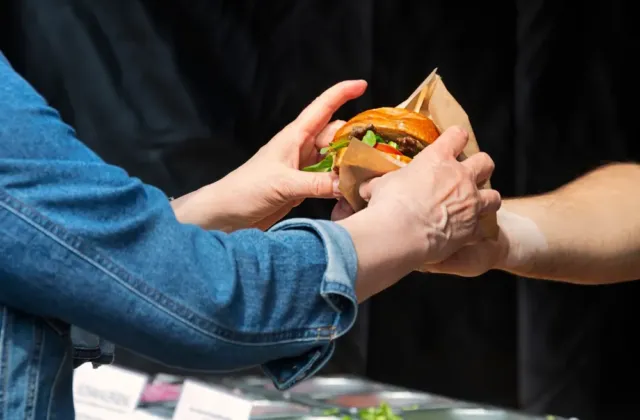 Hamburger za 636 korun už není výjimka. Má se český zákazník připravit na zdražování?