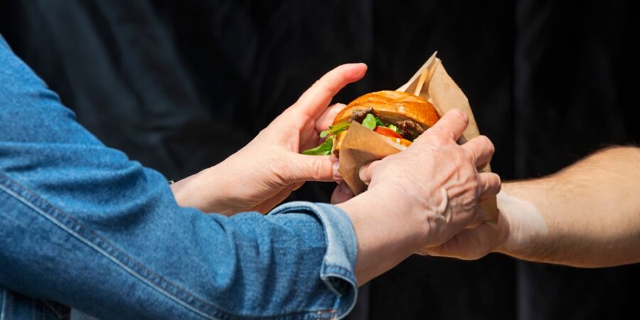 Hamburger za 636 korun už není výjimka. Má se český zákazník připravit na zdražování?