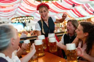 Z královské svatby největší pivní slavnost světa. Oktoberfest je v plném proudu, na tuplák už tři stovky nestačí