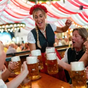 Z královské svatby největší pivní slavnost světa. Oktoberfest je v plném proudu, na tuplák už tři stovky nestačí