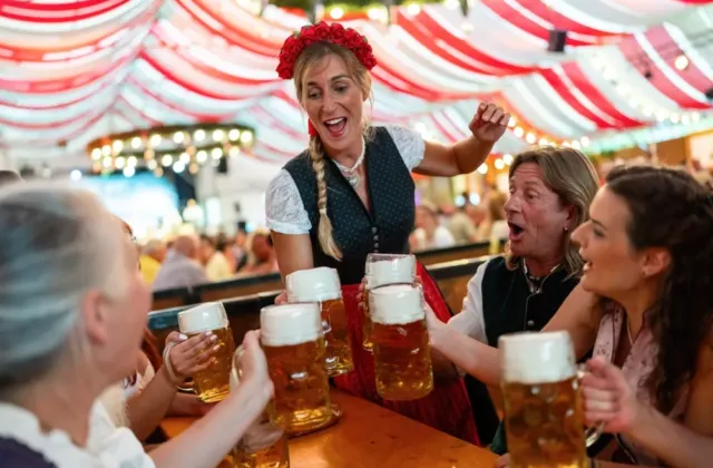 Z královské svatby největší pivní slavnost světa. Oktoberfest je v plném proudu, na tuplák už tři stovky nestačí