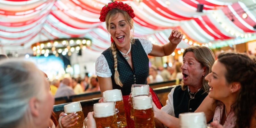 Z královské svatby největší pivní slavnost světa. Oktoberfest je v plném proudu, na tuplák už tři stovky nestačí