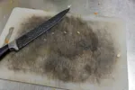 Plastové prkénko není automaticky hygieničtější. Rozhodují rýhy, které v něm necháte nožem