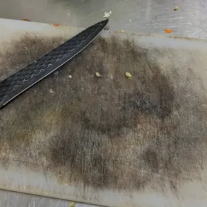 Plastové prkénko není automaticky hygieničtější. Rozhodují rýhy, které v něm necháte nožem