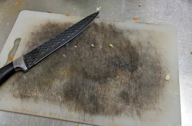 Plastové prkénko není automaticky hygieničtější. Rozhodují rýhy, které v něm necháte nožem