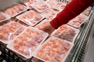 Salmonela se opakovaně našla v dováženém kuřecím a krůtím mase. Největší chybu mohou lidé udělat ještě před vařením