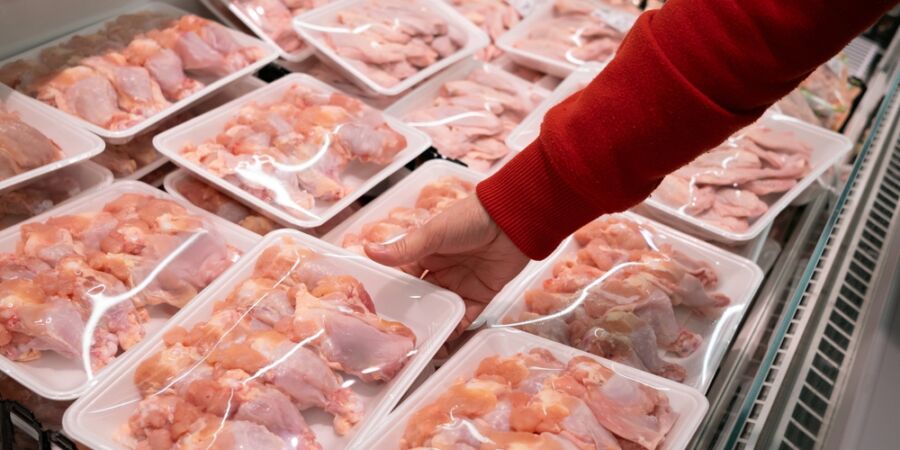 Salmonela se opakovaně našla v dováženém kuřecím a krůtím mase. Největší chybu mohou lidé udělat ještě před vařením
