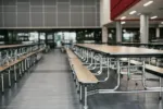 Jedna chyba nestačí. Případ salmonely ve škole ukazuje, kolik pojistek muselo v jídelně selhat, padaly hlavy