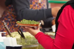 Listy celeru většina lidí vyhazuje. Přitom z nich snadno uděláte výtečné koření či pesto, které chutná skvěle i jen na krajíci chleba