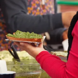 Listy celeru většina lidí vyhazuje. Přitom z nich snadno uděláte výtečné koření či pesto, které chutná skvěle i jen na krajíci chleba